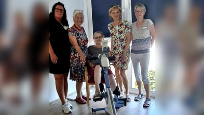 Beim Sommerfest gab es eine Überraschung im AWO-Seniorenheim Hans Bauer: einen neuen Bewegungstrainer. Von links Heimleiterin Daniela Jenke, Ehrenvorsitzende Hilde Zebisch, Bewohnervertretung Gisela Musil, Vorsitzende Gabi Laurich und Pflegedienstleitung Gabriele Neukamp. (Bild: Daniela Jenke)