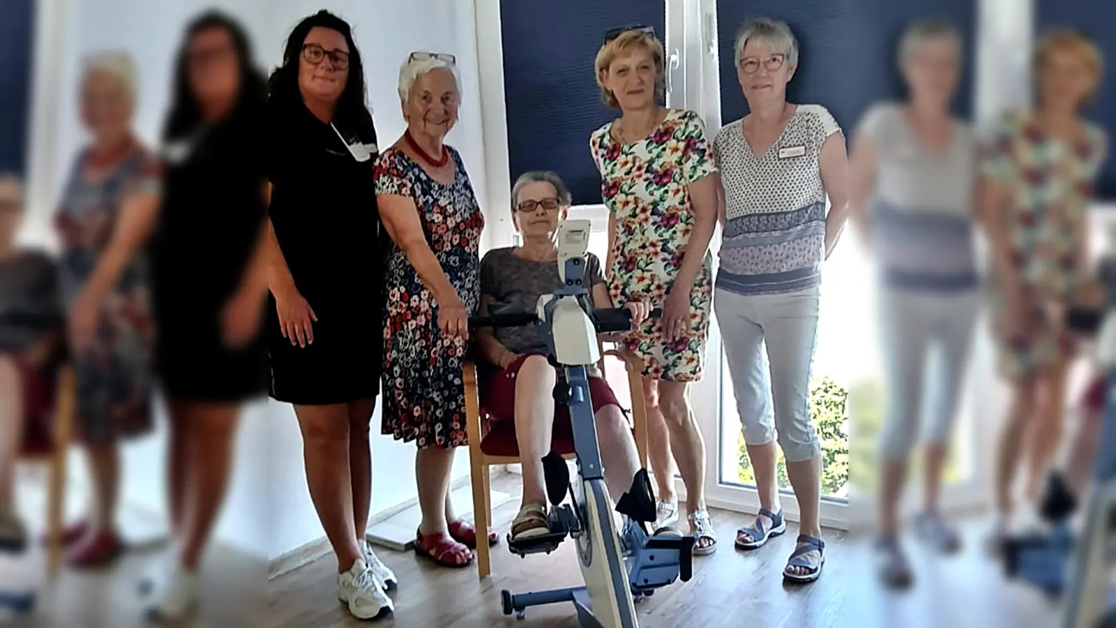 Beim Sommerfest gab es eine Überraschung im AWO-Seniorenheim Hans Bauer: einen neuen Bewegungstrainer. Von links Heimleiterin Daniela Jenke, Ehrenvorsitzende Hilde Zebisch, Bewohnervertretung Gisela Musil, Vorsitzende Gabi Laurich und Pflegedienstleitung Gabriele Neukamp. (Bild: Daniela Jenke)