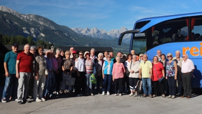 Reisegruppe der Gipfelstürmer vor Berggasthof Zottensberg vorm Dachsteingebirge (Bild: Bernhard Exner)