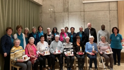 Die Jubilarinnen des Kath. Frauenbundes St. Konrad Weiden mit der Vorstandschaft sowie Pfarrer Johannes Lukas und Pfarrvikar Pater Patrick.<br><br> (Bild: Barbara Berckmüller)