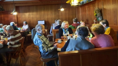 Die Reuther Senioren beim Kaffee am Muttertagstreffen. (Bild: Christa Böhm)