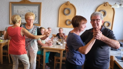 Einen kurzweiligen, unterhaltsamen Nachmittag erlebten die AWO-Senioren am Donnerstag im Gasthaus „Weißes Rössl“ bei der Vorkirchweihfeier. (Bild: Fred Lehner)