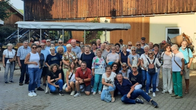 Die Gruppe mit dem Planwagen und den Pferden nach der Fahrt (Bild: Elke Hackbarth)