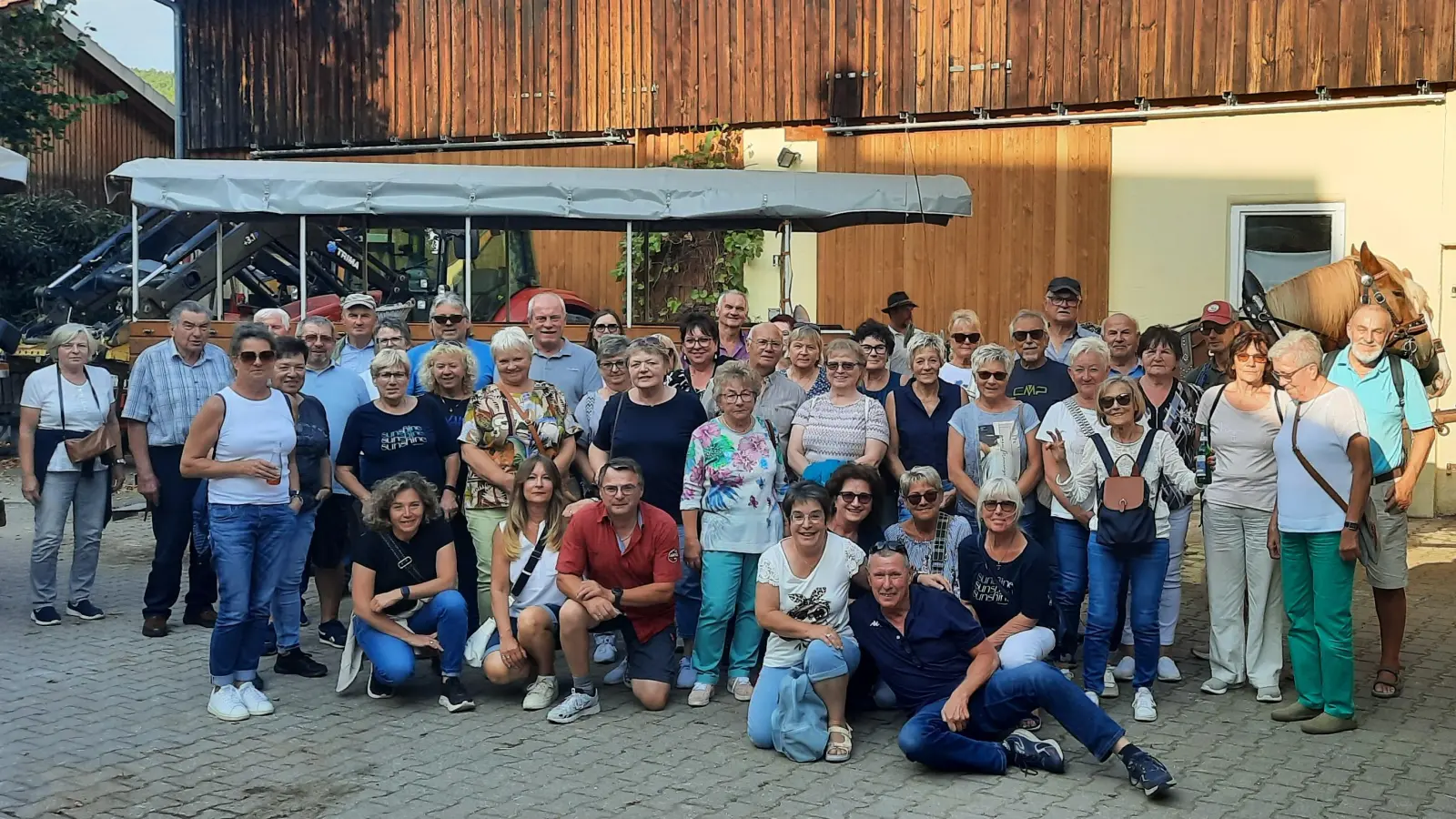 Die Gruppe mit dem Planwagen und den Pferden nach der Fahrt (Bild: Elke Hackbarth)