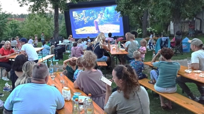Im Garten des Landgasthauses Michl in Dietersberg, hatten viele, vor einer aufgebauten Großleinwand, Platz genommen, um den Film „Encanto”, im Rahmen eines Freiluftkinoabends der JU Illschwang-Birgland,, zu verfolgen. (Bild: Norbert Weis)