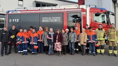Stadtbrandinspektor Maximilian Seiler (Erster von links), Vereinsvorsitzender Jonathan Schmidt (Zweiter von links) sowie die Jugendwarte Fabian Friedrich (Zweiter von rechts)und Patrick Hummel (Erster von rechts) bedankten sich im Namen der Jugendgruppe bei den Mitgliedern der „Aktuellen Stunde“ für die großzügige Spende. (Bild: Anja Peltzer)