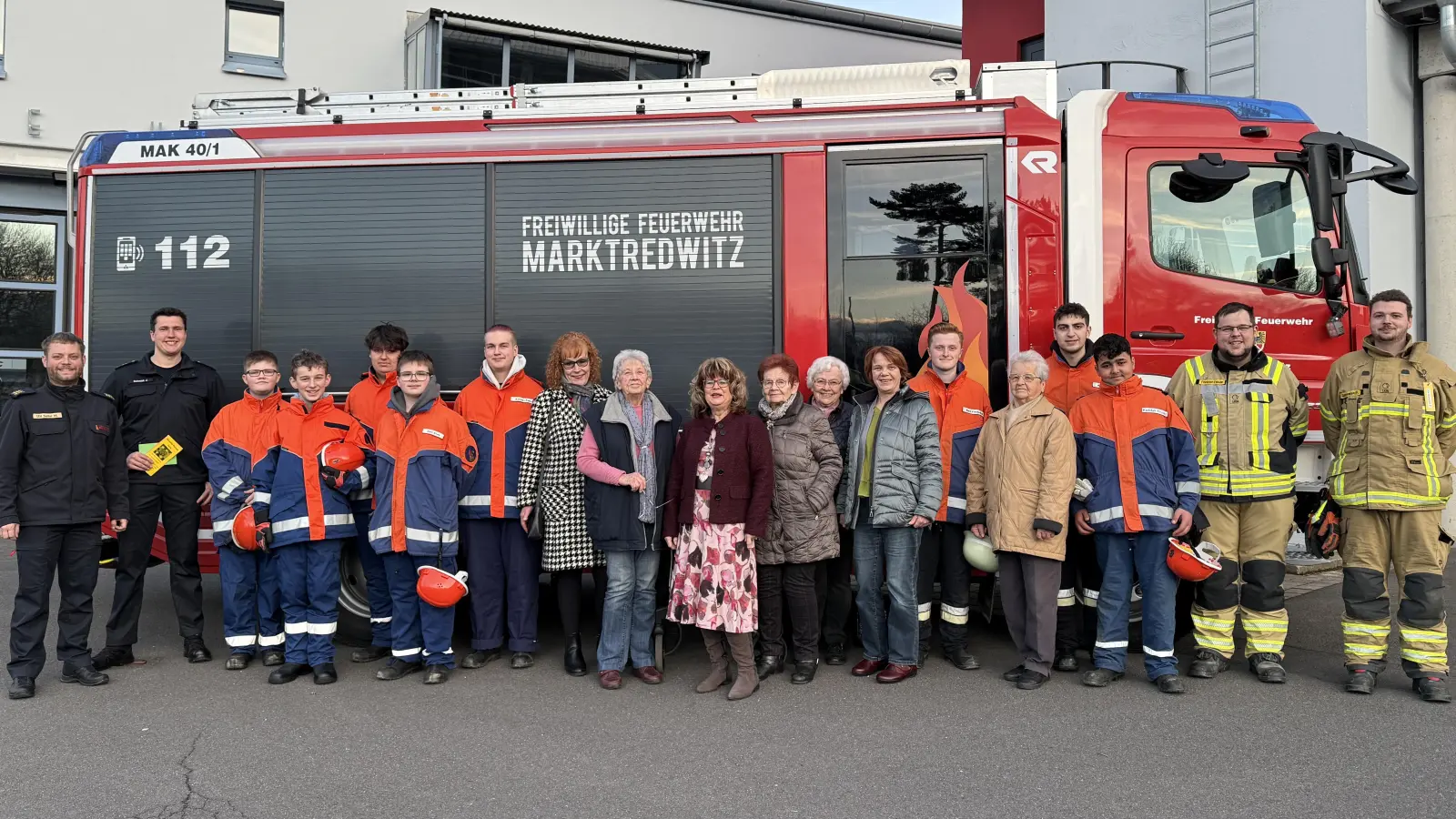 Stadtbrandinspektor Maximilian Seiler (Erster von links), Vereinsvorsitzender Jonathan Schmidt (Zweiter von links) sowie die Jugendwarte Fabian Friedrich (Zweiter von rechts)und Patrick Hummel (Erster von rechts) bedankten sich im Namen der Jugendgruppe bei den Mitgliedern der „Aktuellen Stunde“ für die großzügige Spende. (Bild: Anja Peltzer)