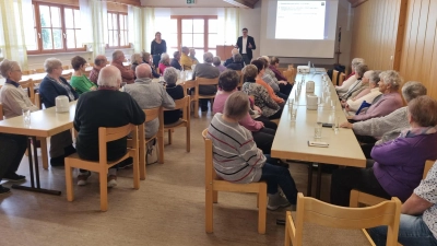 Links stehend: Bürgermeisterkandidatin Dietrich; rechts: RA Schmidl erläutert die Grundlagen zum Erb- und Erbschaftsteuerrecht. (Bild: Rudolf Wild)