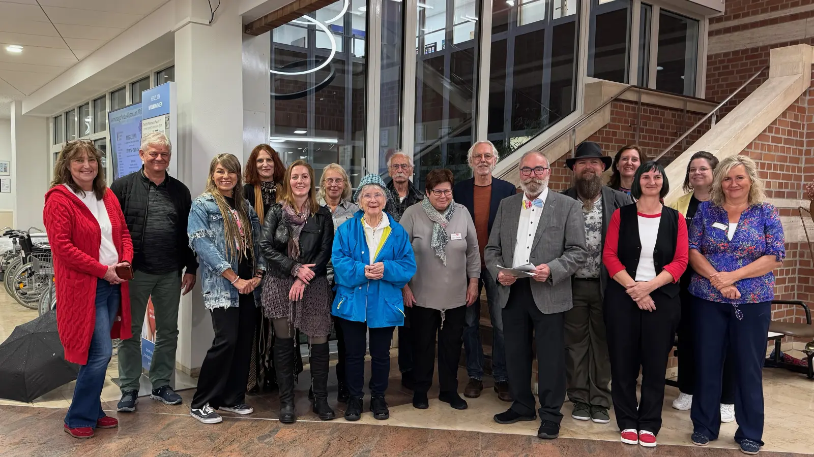 Kunst AG des Krankenhauses St. Anna in Sulzbach-Rosenberg und die „Kunterbunte Kastler Kunst“ eröffneten neue Ausstellung im Krankenhaus: (v.l. Angela Kropius, Alfred Beer, Claudia Brechtelsbauer, Bärbel Rösch, Veronika Eichenseer, Irmgard Berger, Karin Eger, Juri Müller, Vorsitzende der Kunst AG Sieglinde Kohnhäuser, Herbert Winter, Hans Yberle, Thomas Weiß, Doris Langhans, Leni Fromm, Carina Körner, Ute Büttner.  (Bild: Dieter Meiller)