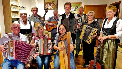 Auf der Bühne versammelten sich talentierte Musikfreunde aus der Nordoberpfalz, die das Publikum mit einem abwechslungsreichen Repertoire begeisterten. (Bild: Horst Fuchs)