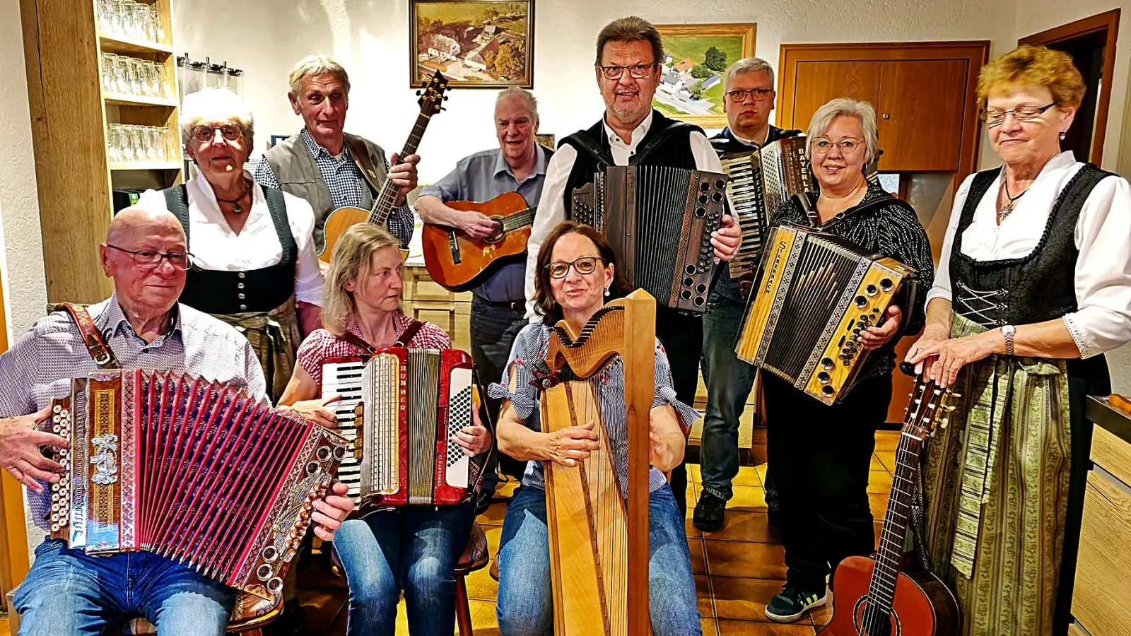 Auf der Bühne versammelten sich talentierte Musikfreunde aus der Nordoberpfalz, die das Publikum mit einem abwechslungsreichen Repertoire begeisterten. (Bild: Horst Fuchs)