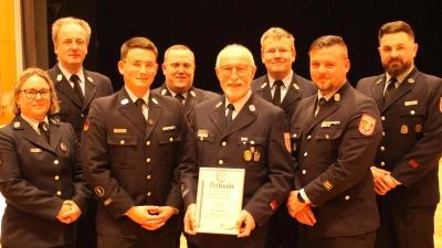 v. l. n. r.: stellv. Vorsitzende Andrea Leopold, Wolfgang Huber, 1. Vorsitzender Max Schwarz, stellv. Kommandant Marco Spranger, Ehrenmitglied Erwin Zapf, Martin Schmidberger, 1. Kommandant Dominik Lang, 1. Bürgermeister Sebastian Giering (Bild: Max Schwarz)