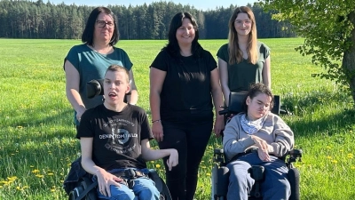 Von links: Alexandra und Daniel Fischer, Jana Lindner; Eva und Marie Wuttke (Bild: Hubert Ockl)