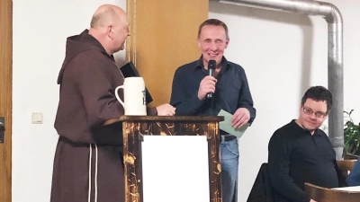 FWG Vorsitzender Friedrich Janner begrüßte die Gäste bevor Pater Klaus (links9 mit der Fastenpredigt Weltgeschehen Landes- und Bundespolitik und örtliches Geschehen auf die Schippe nahm.  (Bild: Eva Seifried)