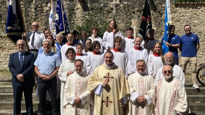 Nachprimiz in St. Georg Amberg (vordere Reihe von links): Kaplan Johannes Spindler, Neupriester Tobias Hirtreiter, Stadtpfarrer Markus Brunner und Diakon Anton Fütterer  (Bild: Sabine Weiß)