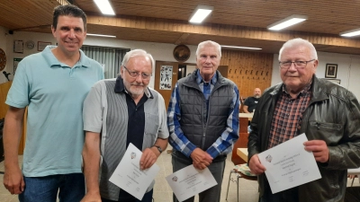 Dank und Anerkennung für 45 Jahre Mitgliedschaft und Engagement für den Fischereiverein Amberg. Von links: Tim Jüntgen, 1. Vorsitzender, Peter Fischer, Günter Kiener und Manfred Pugner. (Bild: Gerhard Doerfler)