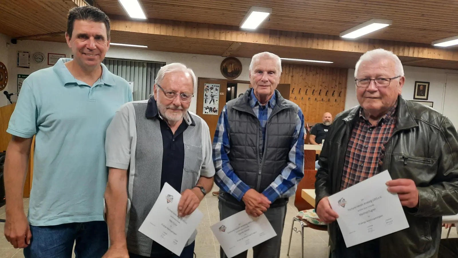 Dank und Anerkennung für 45 Jahre Mitgliedschaft und Engagement für den Fischereiverein Amberg. Von links: Tim Jüntgen, 1. Vorsitzender, Peter Fischer, Günter Kiener und Manfred Pugner. (Bild: Gerhard Doerfler)
