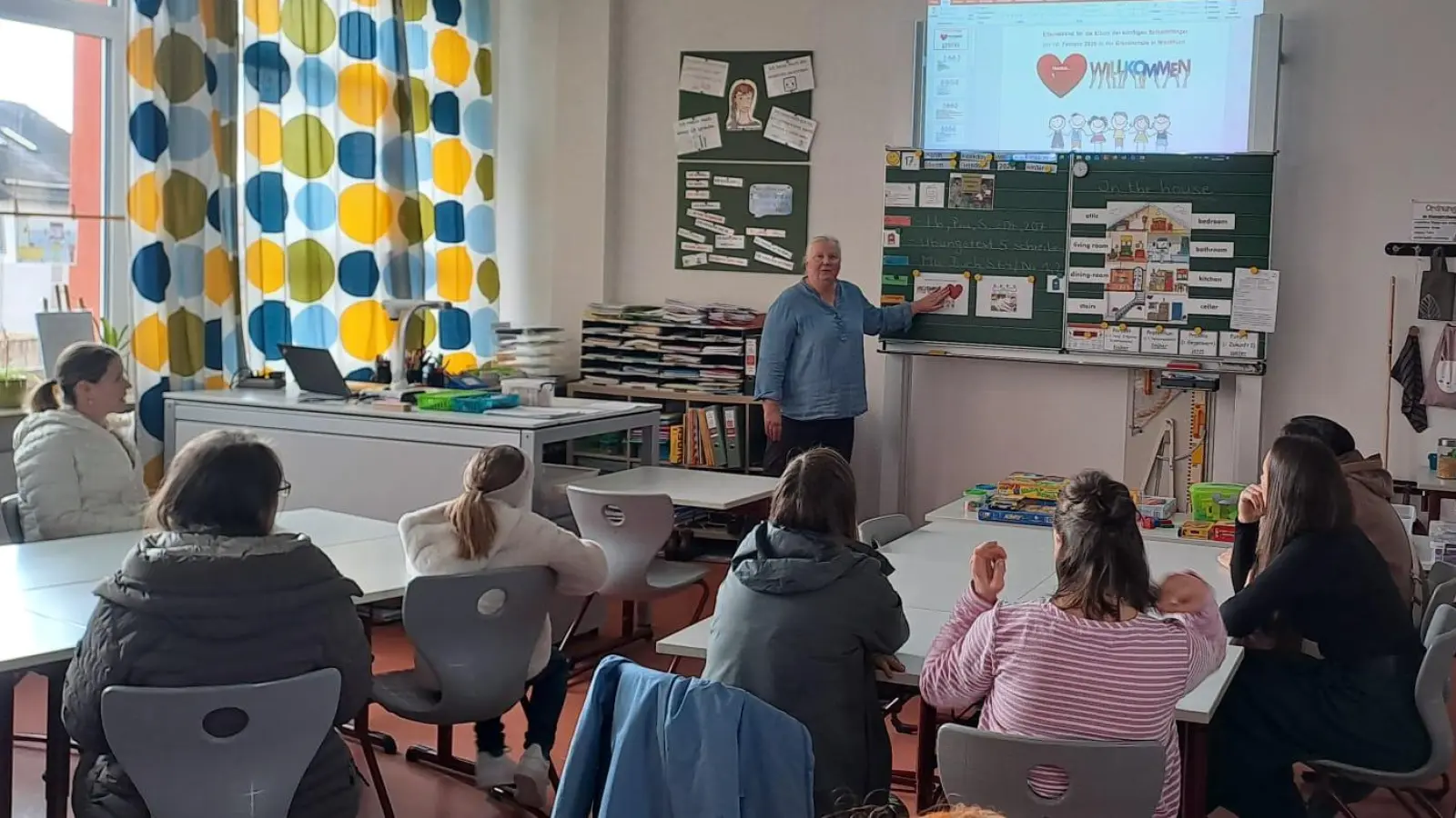 Infos für die Eltern durch die Rektorin der Grundschule, Carina Hartwig (Bild: Ramona Wurm)