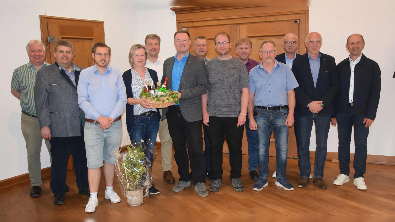Beim Zentrum für erneuerbare Energien und Nachhaltigkeit in Ensdorf wurde unter der Leitung des stellvertretenden Landrates Stefan Braun eine neue Vorstandschaft gewählt. Annemarie Dollacker wurde von Florian Junkes (rechts neben ihr) aus dem aktiven Arbeitsleben verabschiedet.  (Bild: Paul Böhm)