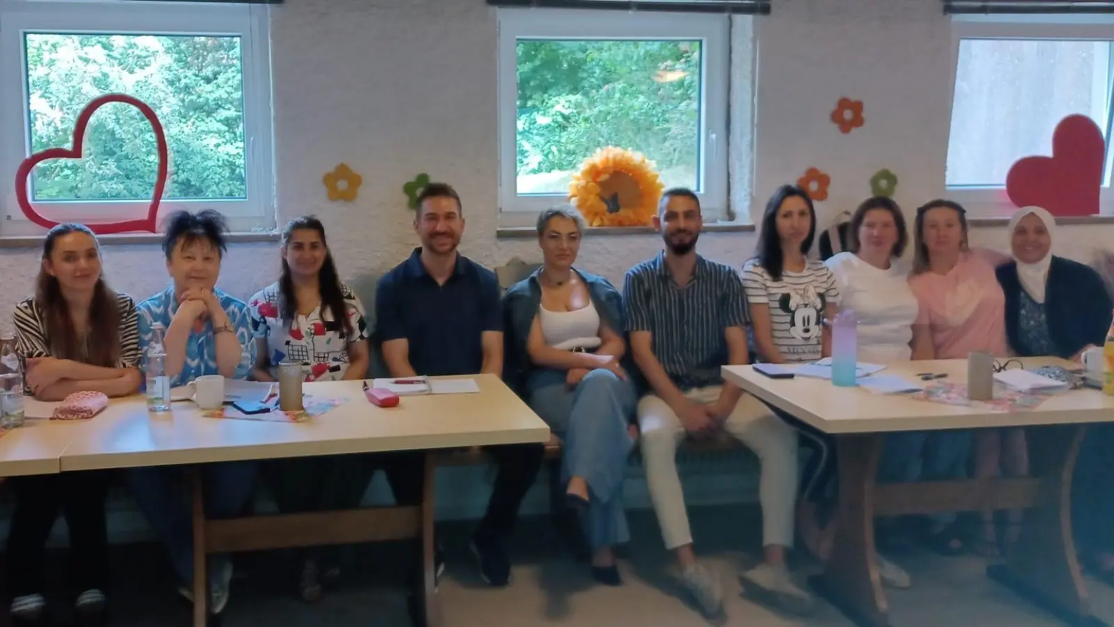 Christoph Baierl und Moayad Alnemer (von links) mit den Teilnehmerinnen. (Bild: Mila Stojan)