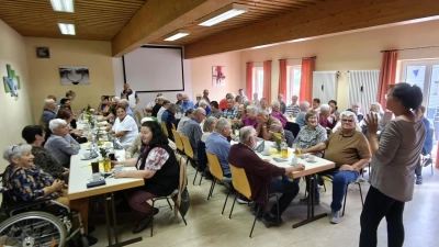 Die Seniorenbeauftragte Ramona Zeitler bei der Begrüßung. Die Anwesenden wussten noch nicht, was sie erwartet. (Bild: Markus Renner)