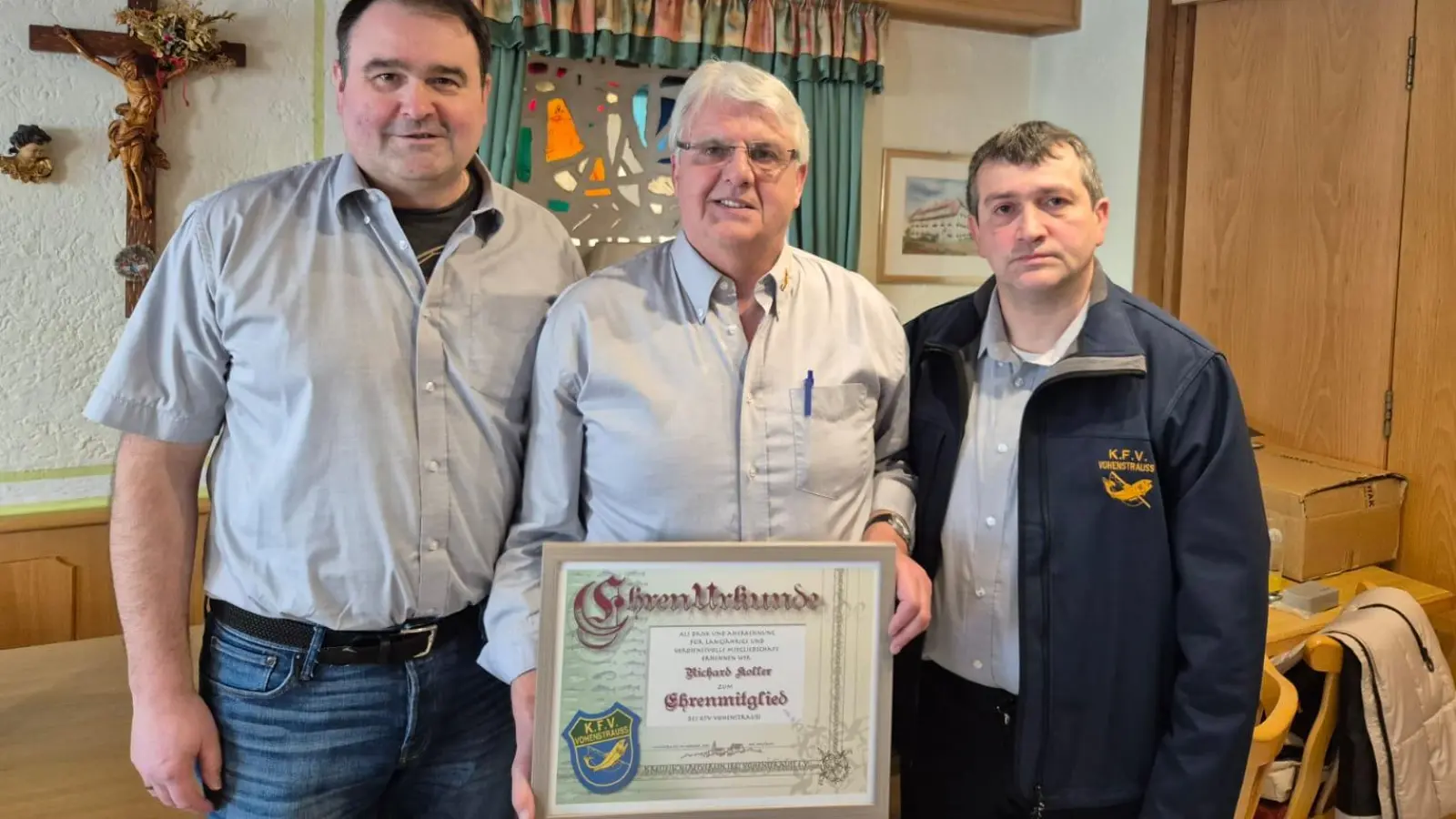 Von links Kassier Joachim Gesierich, Ehrenmitglied Richard Koller, 2. Vorstand Martin Puff vom Kreisfischereiverein Vohenstrauß  (Bild: Richard Koller)