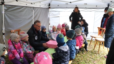 Erster Bürgermeister Franz Stahl überraschte die Kinder mit Amerikanern. (Bild: Nico Wiesend)