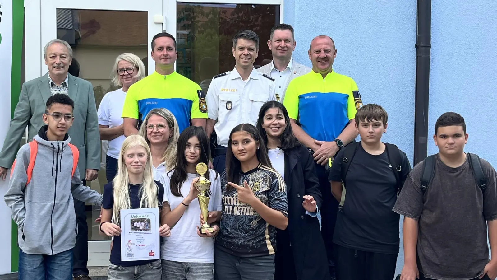 Siegerehrung: hinten: Herr Gernot Schötz, Verkehrswacht Amberg, Frau Petra Ligensa, Rektorin, Herr Philipp Böhme, Herr PHK Achim Kuchenbecker, Herr Dominik Sachsenhauser, BGM Hahnbach, Herr Andreas Trenz; vorne; Klasse 6b MS Auerbach. (Bild: Hans-Gerhard Bruckner)