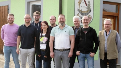 Willkommen bei den Flosser Siedlern: Vorsitzender Josef Barth (r.) und Bürgermeister Robert Lindner (3. v. r.) begrüßten sieben neue und junge Ausschussmitglieder (v. l.): Thomas Bäuml, Stefan Bäuml, Philipp Bäumler, Silvia Baer, Stefan Schwab, Jens Schmidt und Martin Baer (Bild: Stephan Landgraf)
