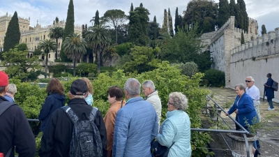 Das Bild zeigt einen Teil der Gruppe bei der Führung auf der Isola del Garda. (Bild: Heribert Ficker)