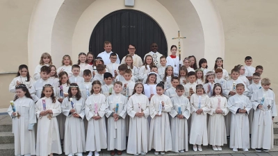 Schwarzenfeld feiert erste heilige Kommunion für 47 Kinder. (Bild: Josef Maier)