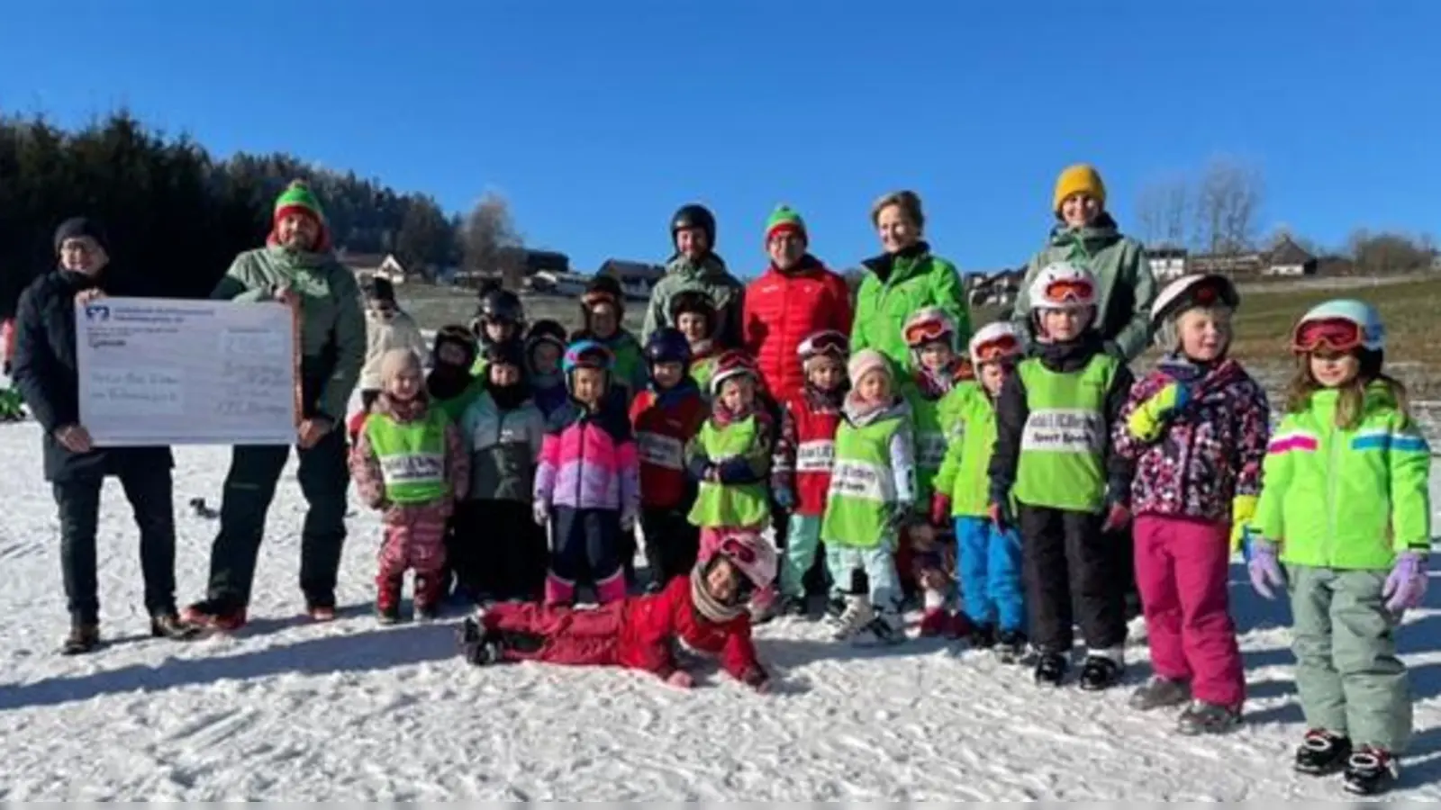 Von links: Thomas Hofmann, 1. Vorsitzender der Fördervereins Natur Nah Erleben am Fahrenberg e.V., Armin Burkhard, Leiter des Skiclubs 1. FC Wernberg. (Bild: Armin Burkhard)