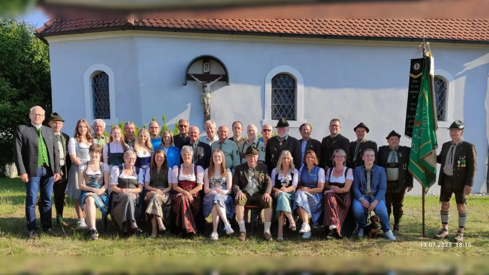 Die Vereinsmitglieder trafen sich zum offiziellen Foto für das 100-jährige Vereinsjubiläum vorm Süßer Kircherl (Bild: Uwe Friedrich)