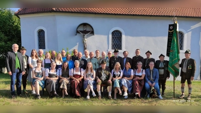 Die Vereinsmitglieder trafen sich zum offiziellen Foto für das 100-jährige Vereinsjubiläum vorm Süßer Kircherl (Bild: Uwe Friedrich)