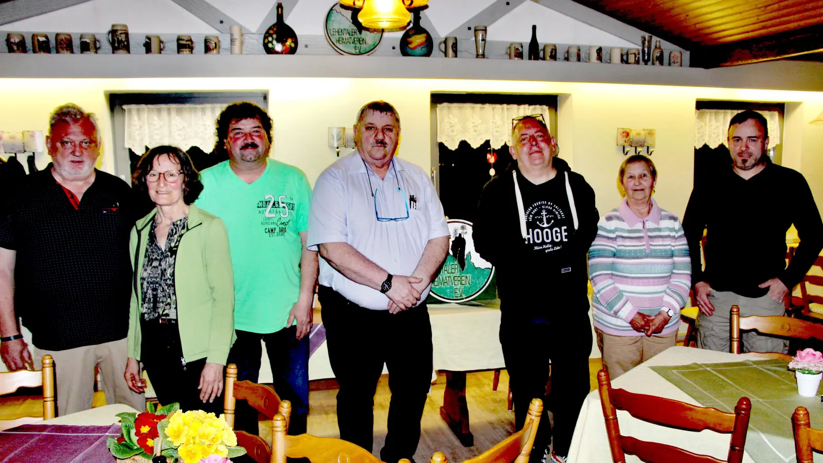 Die Vorstandschaft von links: Schriftführer Walter Donhauser, 2. Bürgermeisterin Lydia Zahner, Beisitzer Robert Vogel, 1. Vorsitzender Josef Lutter, 2. Vorsitzender Ulrich Wolf, Beisitzerin Margot Zinnbauer, Kassier Matthias Zitzmann. (Bild: Leonhard Ehras)