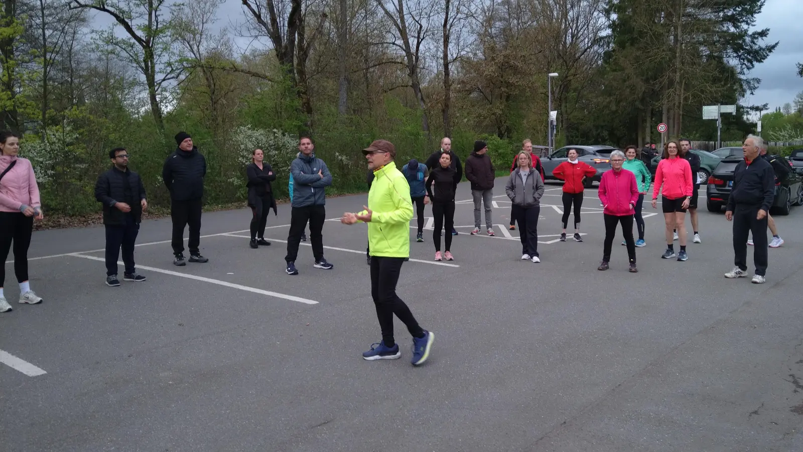 Norbert Zintl erklärt den Neueinsteigern die ersten Laufschritte. (Bild: Roland Paulus)
