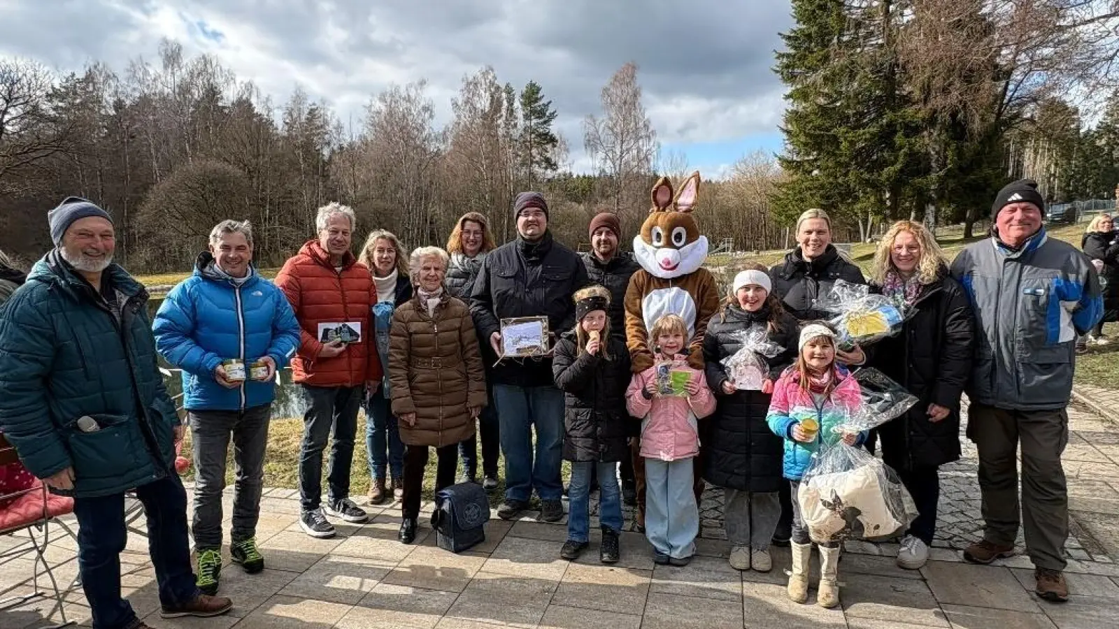 Die Gewinner vom Schätzspiel (v.li): Vorsitzender Bernd Würstl, Markus Dumler, Veit Bauer, Christa Malzer, Ing Stich, Melanie Pöllath, Florian Pöllath, Emma Köstler, Daniel Köstler, Osterhase, Lene Schruff, Magdalena Prechtl, Maria Fischer, Mariella Fischer, Sandra Serfling, Thomas Graf (Bild: Josef Söllner)