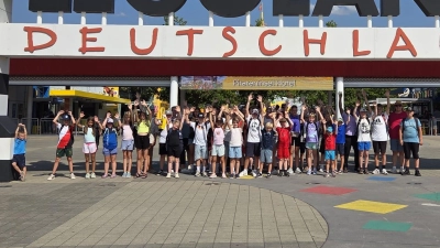 Die Teilnehmerinnen und Teilnehmer am Eingang des Legolands (Bild: Kathrin Blödt (gemeindereferentin.bloedt@gmail.com))