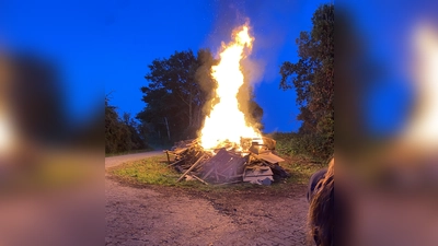 Das Feuer kurz nach Entzündung. (Bild: Christian Stahl (stahl.christian09@gmail.com))