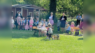 Die Krippenkinder beim „Rollwagl und Dampfnudel” (Bild: Johann Bauer)