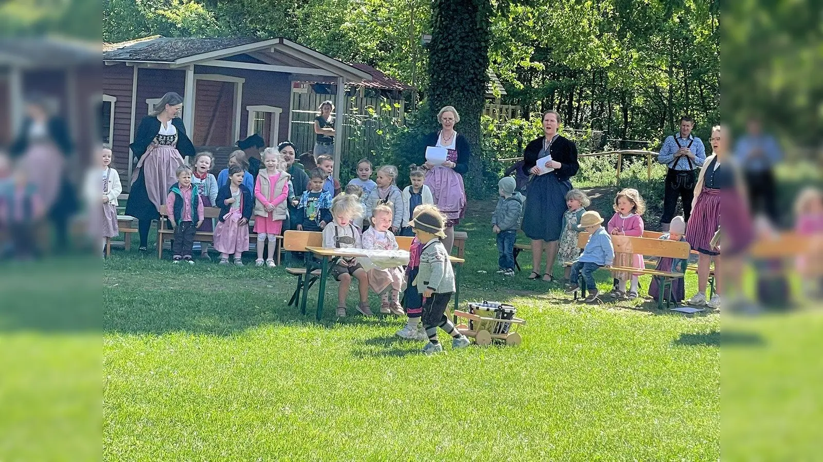 Die Krippenkinder beim „Rollwagl und Dampfnudel” (Bild: Johann Bauer)