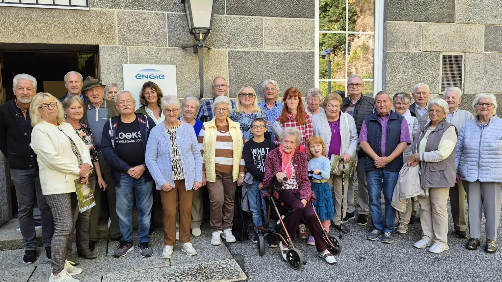 Der AWO Ortsverein besuchte das Pumpspeicherkraftwerk Reisach. Mit im Bild Besucherführerin Sabine Braun( vorne zweite von links) und stellvertretende Vorsitzende Rese Wagner (vorne vierte von rechts) (Bild: Maria Ostler-Scharl)