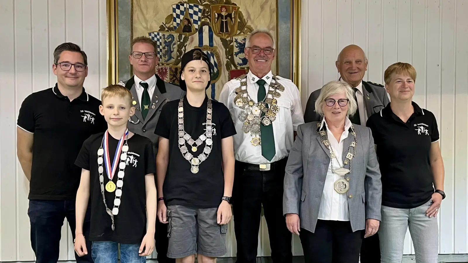 v.l.: 2.Sportleiter Robert Petrik, Bambinikönig Leo Trißl, 1.Sportleiter Christian Koch, Jugendkönig Nico Andörfer, Schützenkönig Roland Schröpf, Bogen-Königin Margarete Euwens-Albrecht, 1.Schützenmeister Alfred Koch und die Schützenkönigin des letzten Jahres Margit Schertel. (Bild: Georg Hoffmann)