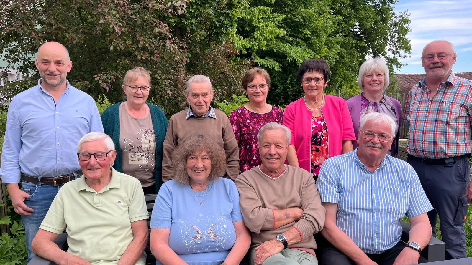 Die neue Vorstandschaft des Schützenvereins Gemütlichkeit Tiefenbach mit Bürgermeisterstellvertreter Josef Königsberger (links) und Schützenmeister Johann Liegl (links). (Bild: Nikolaus Scherr)