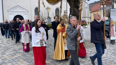 Prozession mit H.H. Weihbischof Pappenberger und MMC Präses P. Georg Parampilthadathil (Bild: Wolfgang Reger)