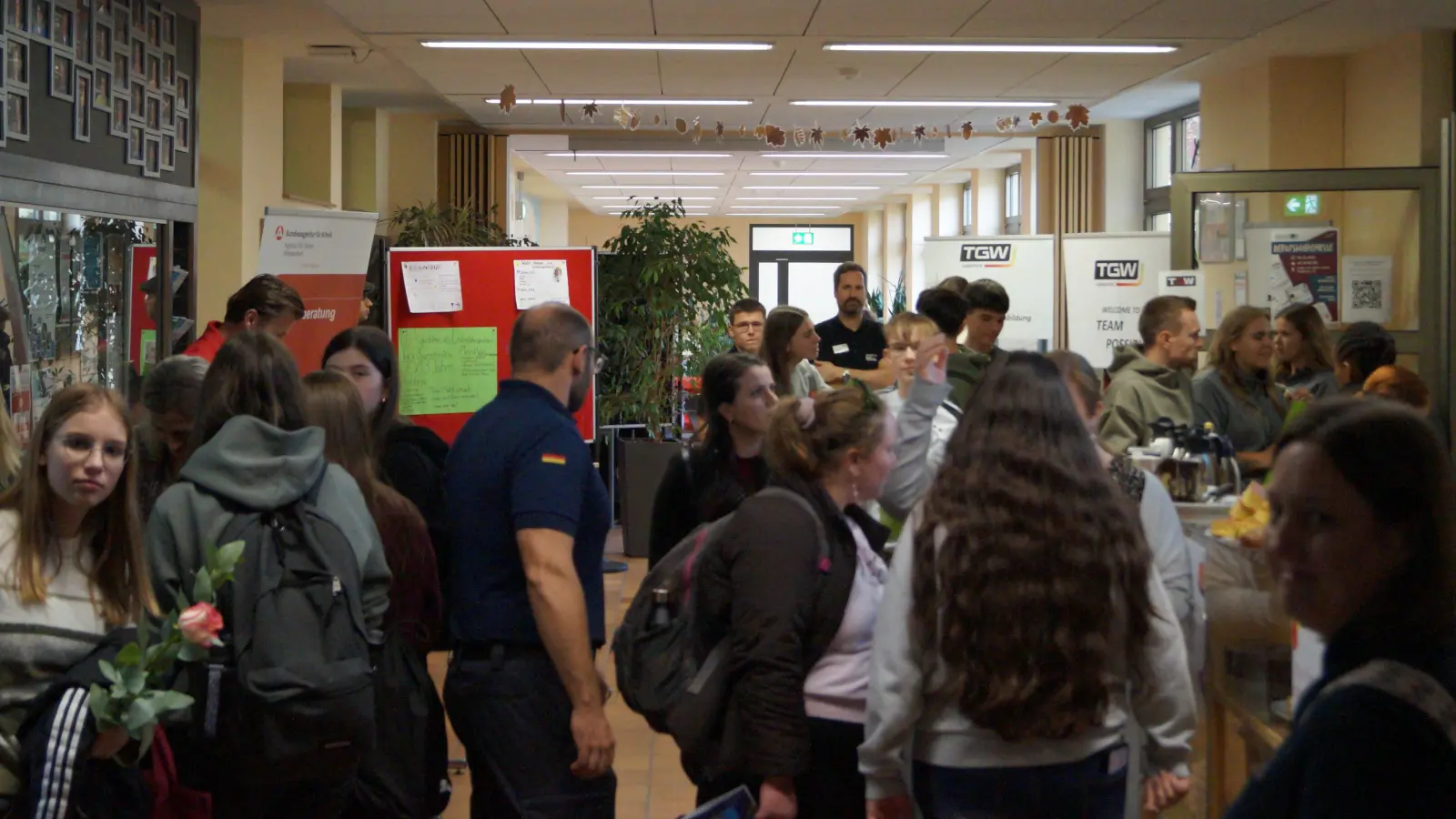 Reges Interesse herrschte bei der Berufswahlmesse an der Gregor-von-Scherr-Realschule: Betriebe, Schulen und Institutionen stellten ihr vielfältiges Angebot vor.  (Bild: Florian Dendorfer)
