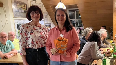 Evi Höllerer danke Tanja Renner herzlich mit Geschenken.  (Bild: Marianne Moosburger)