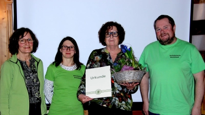 Ehrung von Anita Pickel für 40 Jahre Mitgliedschaft (Zweite von rechts) mit 2. Bürgermeisterin Lydia Zahner (links), 1.Vorsitzender Verena Frauenknecht und 2. Vorsitzendem Oliver Herbst. (Bild: Leonhard Ehras)