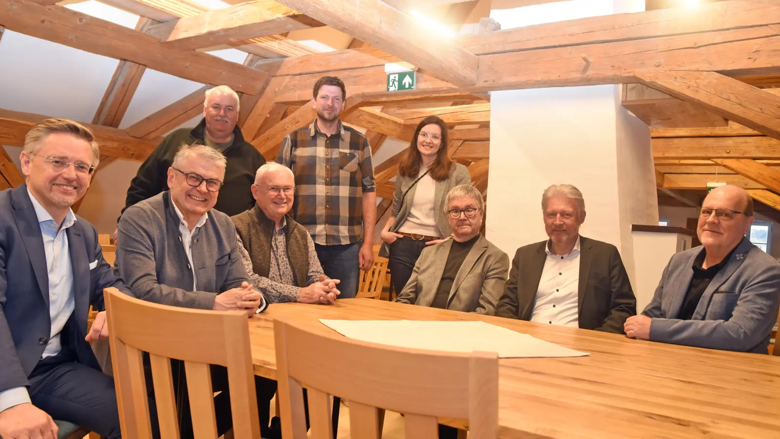 Von links: MDL Tobias Reiß; MDL Martin Scharf, Marktrat Hubert Schwägerl, 1.Vorsitzender Freunde Kooperatorenhaus e.V. Alois Bauer, Marktrat Johannes Grillmeier, Anna Klupp, 2.Vorsitzender Freunde Kooperatorenhaus e.V., Markt- und Kreisrat Hans Klupp, Bürgermeister Lothar Müller, Schriftführer Freunde Kooperatorenhaus Wolfgang Jäger. (Bild: Rudi Gebert)