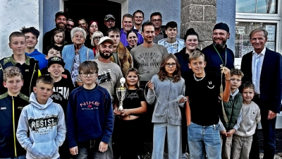 Die Gewinnerin des Pokals, in der Mitte mit dem Pokal -Jolina Lang. (Bild: Reinhard Kreuzer)